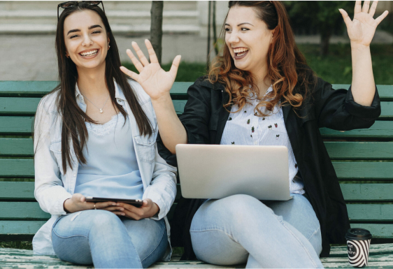 2 jeunes femmes avec un ordinateur portable